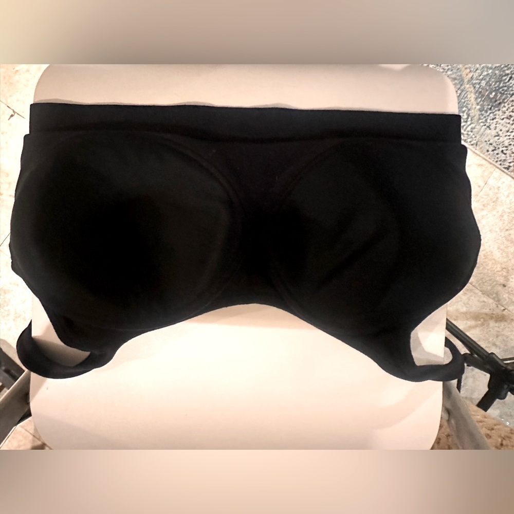 Black bralette in size L.
